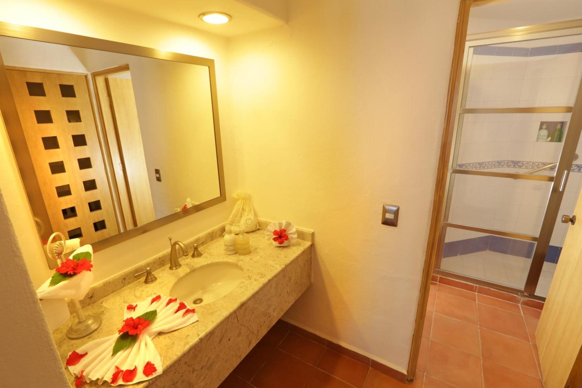 Queen Suite with Pool View